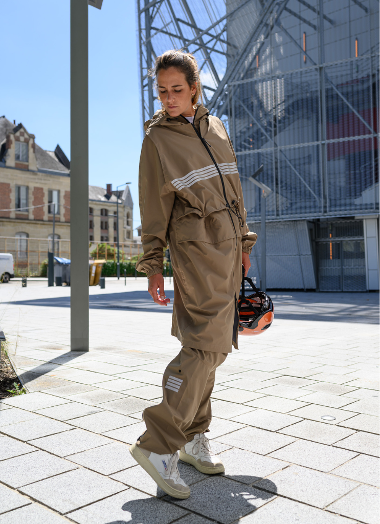 Trench impermeable et visible vélo. 4 parka vélo beige avec version réfléchissante Rekis et jambières déployées;